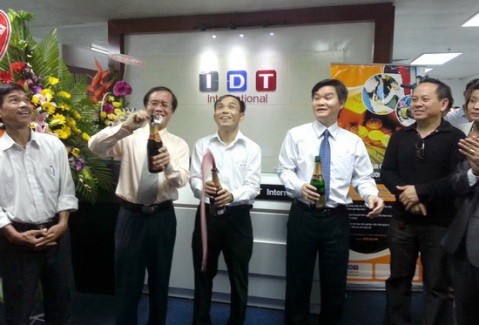 Nổ sâm panh chúc mừng lễ khai trương Văn phòng IDT TP.HCM